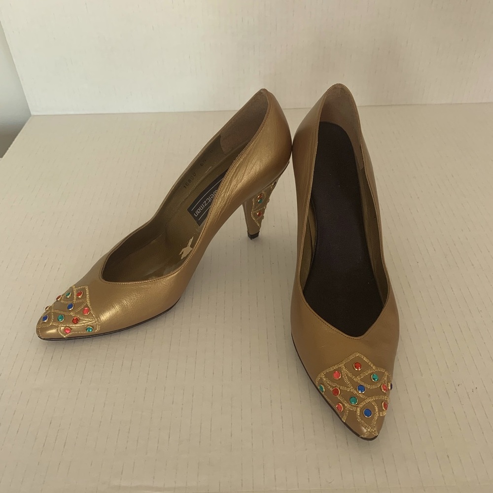 Stuart Weitzman women’s gold leather pumps with crystals size 6.5